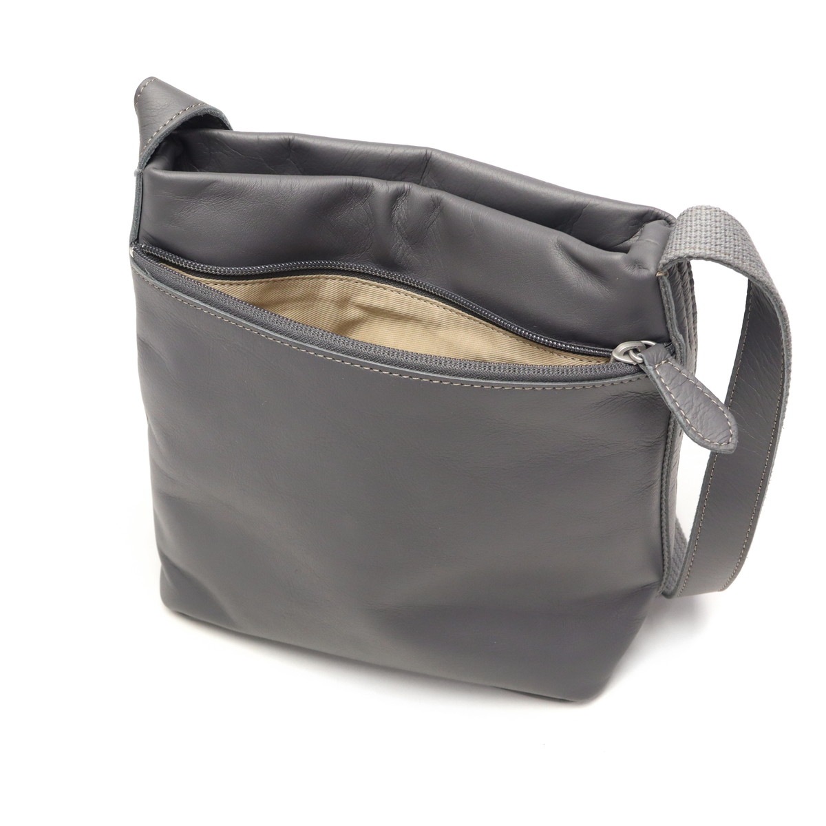 ダコタ限定ノベルティ付 ショルダーバッグ レディース ブランド 斜めがけ 小さめ 大人 軽量 本革 ファスナー付き 縦型 縦長 撥水 A5 かわいい 革 ラポールレイン 1034821 新作2025