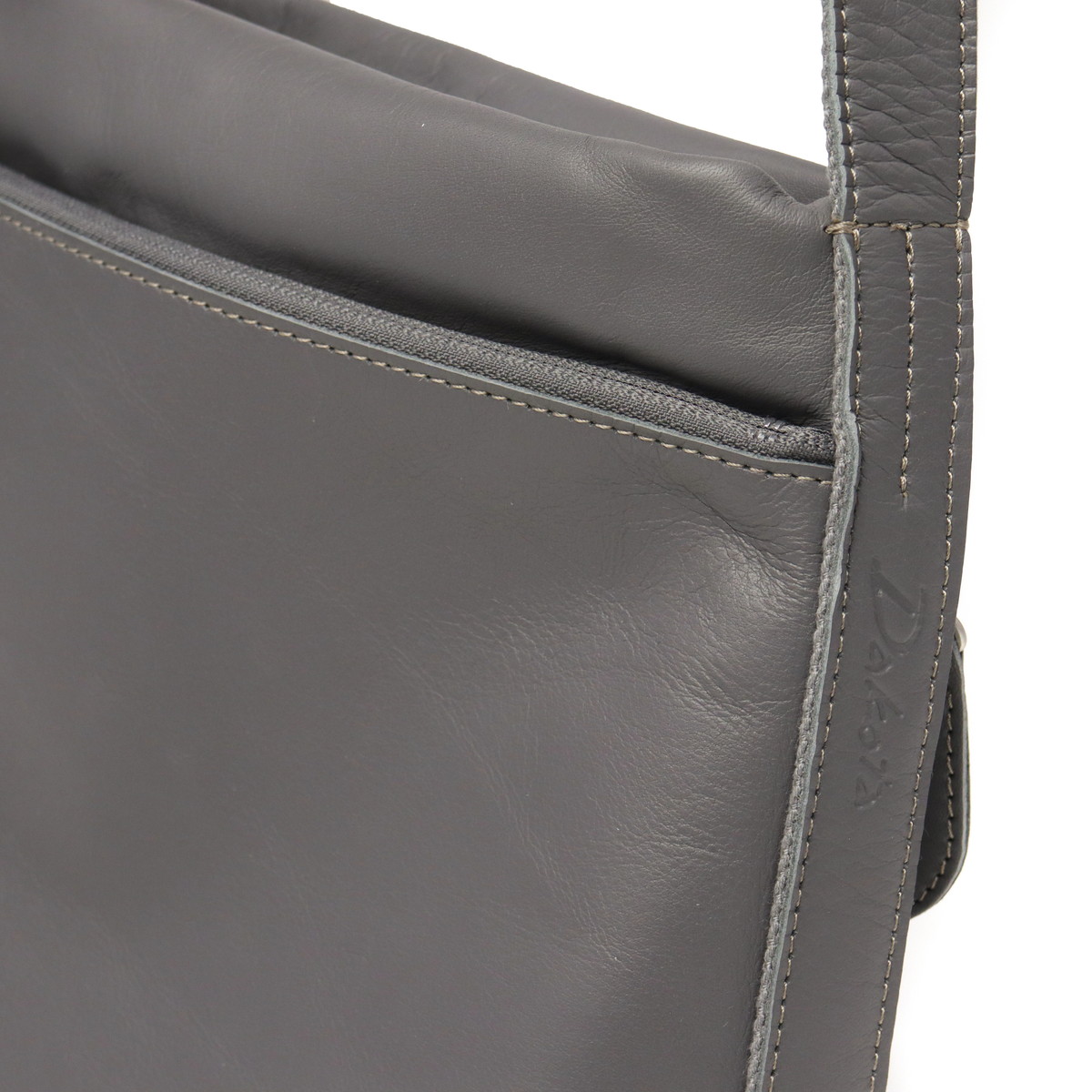 ダコタ限定ノベルティ付 ショルダーバッグ レディース ブランド 斜めがけ 小さめ 大人 軽量 本革 ファスナー付き 縦型 縦長 撥水 A5 かわいい 革 ラポールレイン 1034821 新作2025