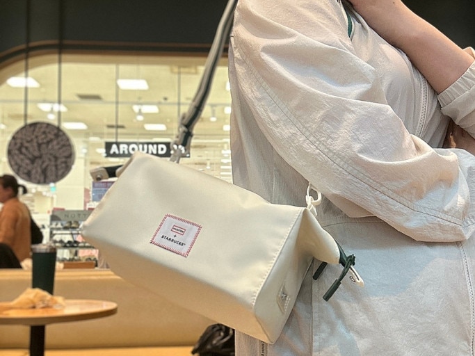 [STARBUCKS+HUNTER コラボ]スターバックス 2ウェイポーチ IVORY/韓国スターバ グッズ/HUNTER/ 防水ポーチ/梅雨/ポーチ/スターバックスグッズ