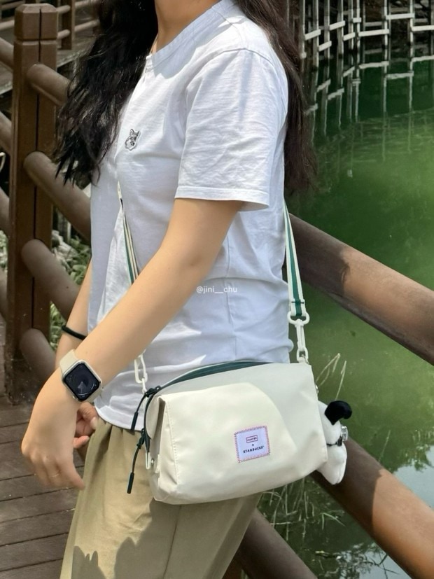 [STARBUCKS+HUNTER コラボ]スターバックス 2ウェイポーチ IVORY/韓国スターバ グッズ/HUNTER/ 防水ポーチ/梅雨/ポーチ/スターバックスグッズ