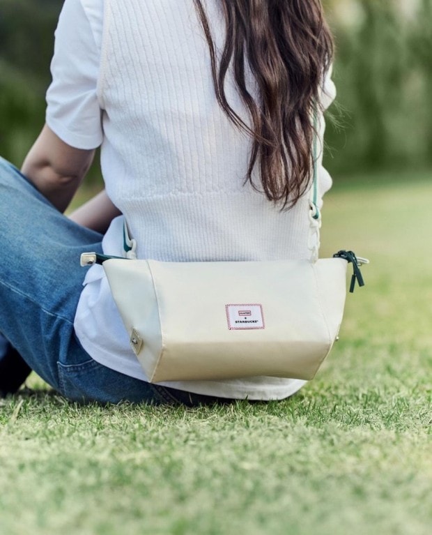 [STARBUCKS+HUNTER コラボ]スターバックス 2ウェイポーチ IVORY/韓国スターバ グッズ/HUNTER/ 防水ポーチ/梅雨/ポーチ/スターバックスグッズ