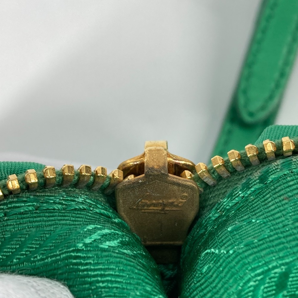 クラッチバッグ ロゴ ポーチ メイクポーチ 化粧ポーチ ストラップ付 ナイロン グリーン