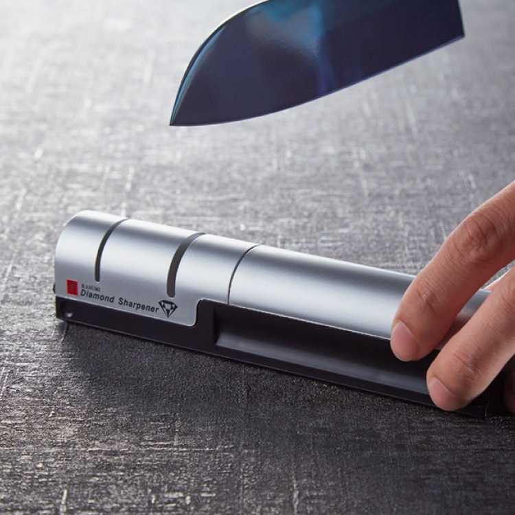 スミカマ 日本製 霞 KASUMI チタニウム 包丁セット 三徳包丁 ペティナイフ シャープナー 3点セット 三徳18cm ペティ12cm 砥石 青い包丁 関の刃物 職人仕上げ 刃物のまち 岐阜県関市