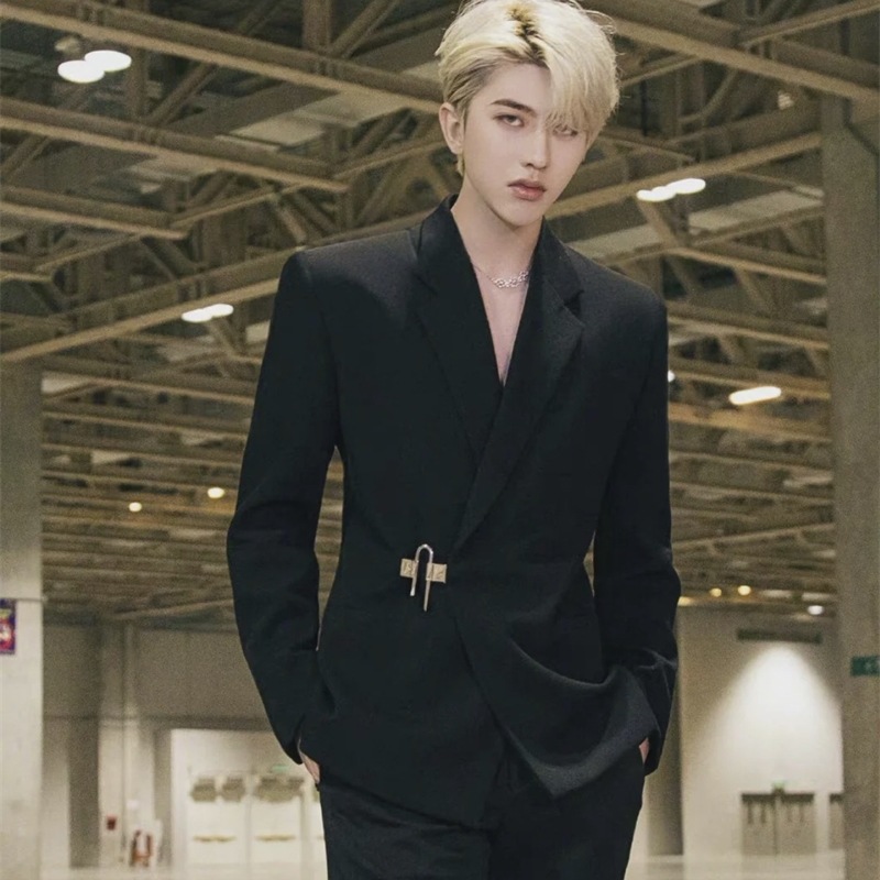 サマースーツ 高級デザイン感 スーツ ブレザー+カジュアルパンツ セットアップメンズ 2点セット サマースーツ 高級デザイン感 スーツ ブレザー+カジュアルパンツ セットアップメンズ 2点セット