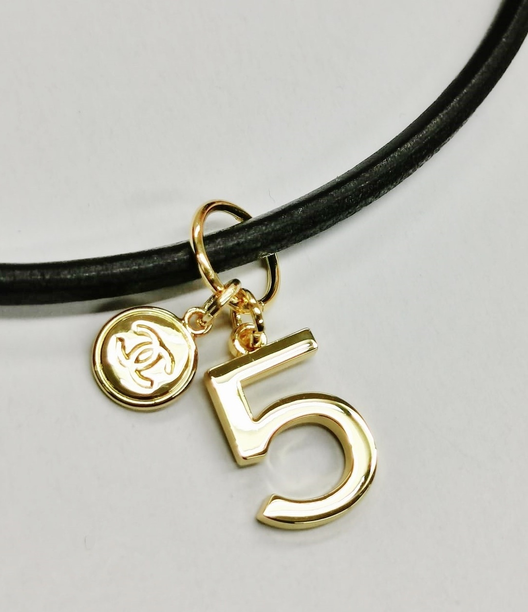 CHANEL 2023 HOLIDAY シャネル ホリデー限定 ロゴチャームNo.5 レザーブレスレット (社外品) 4mm /17cm