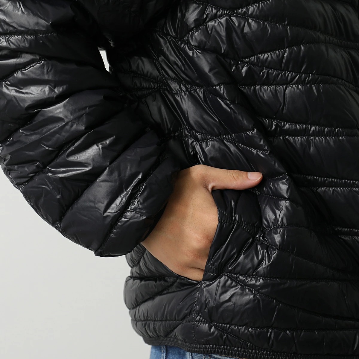 MONCLER モンクレール ダウンジャケット LEVECHE 1A00019 595GJ メンズ アイコンパッチ スタンドカラー 胸ポケット ナイロン 999 MONCLER モンクレール ダウンジャケット LEVECHE 1A00019 595GJ メンズ アイコンパッチ スタンドカラー 胸ポケット ナイロン 999