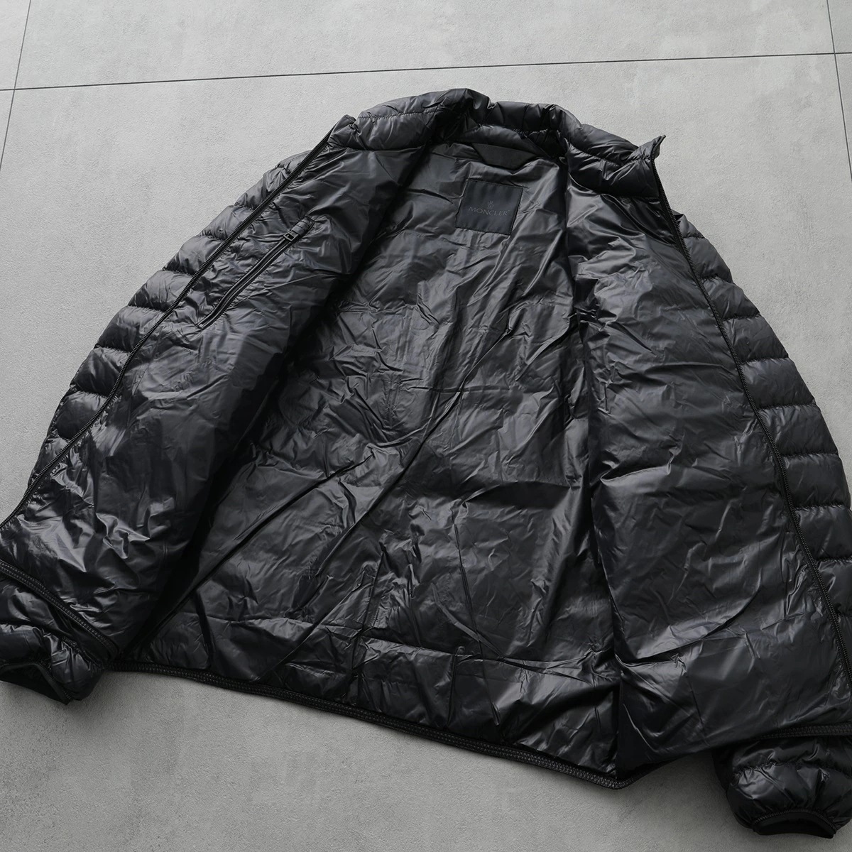 MONCLER モンクレール ダウンジャケット LEVECHE 1A00019 595GJ メンズ アイコンパッチ スタンドカラー 胸ポケット ナイロン 999 MONCLER モンクレール ダウンジャケット LEVECHE 1A00019 595GJ メンズ アイコンパッチ スタンドカラー 胸ポケット ナイロン 999