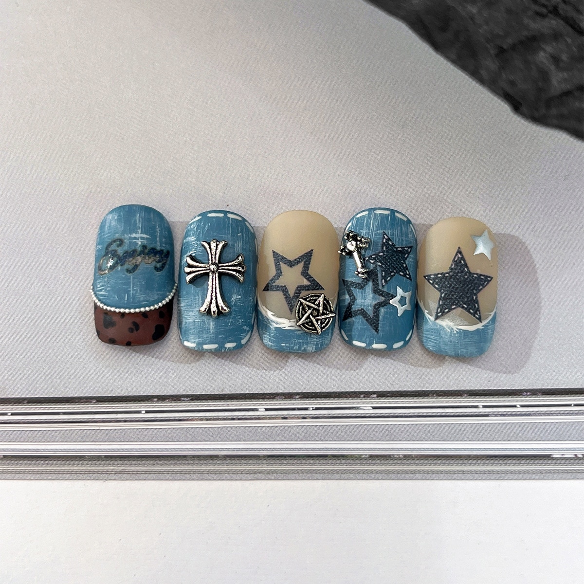 【1点ご購入 で10点プレゼントいたします】シルバー星ネイルシールブルーグレー精緻透かし彫りテープバックジェルネイルアートシール