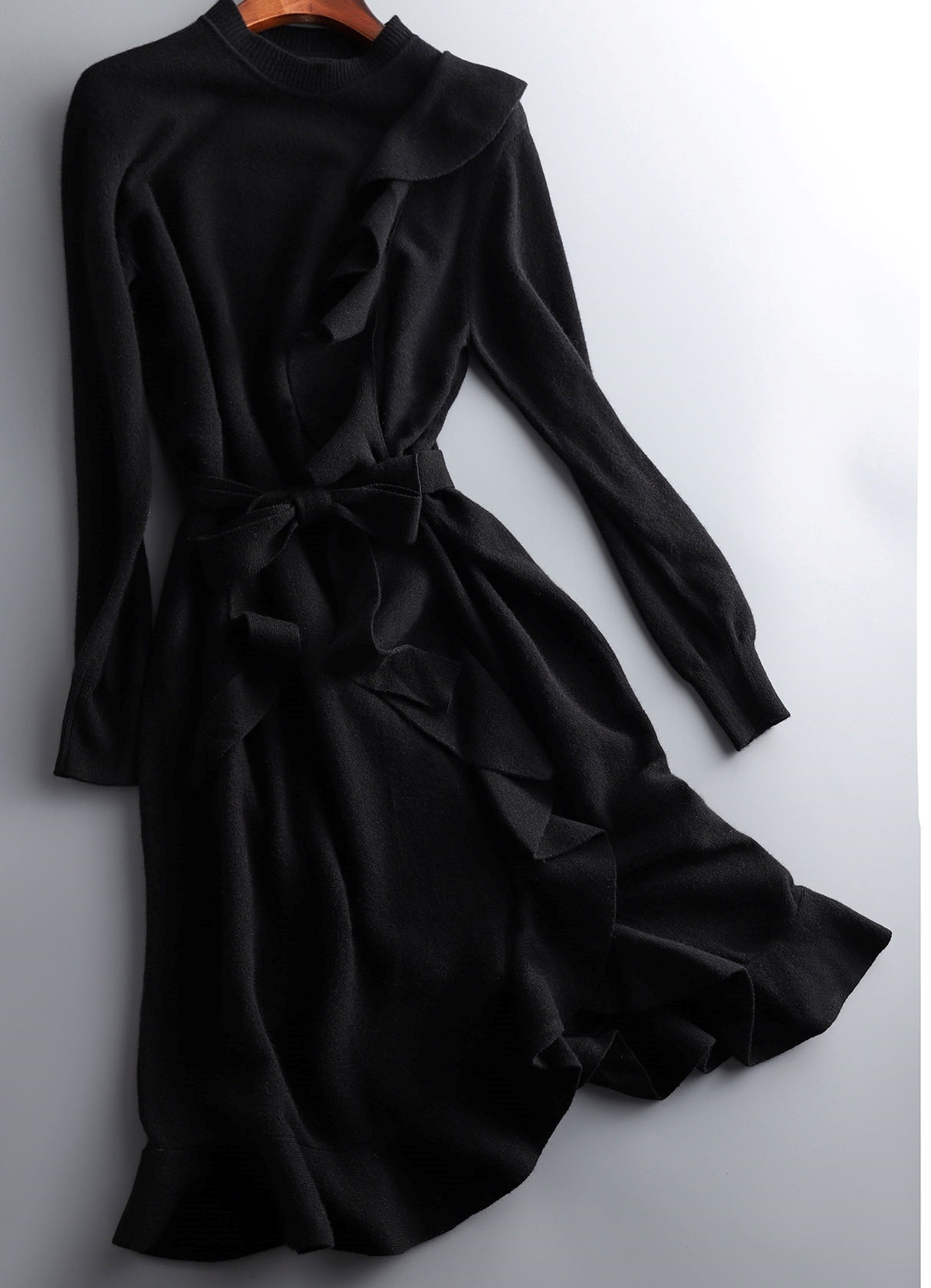 2色 ワンピース 長袖 秋冬 かわいい ニット ワンピ ひざ丈 ミモレ丈 ラウンドネック スリム タイト 細身 Iライン フリル ウエストマーク ウエストリボン 伸縮性 色展開 黒 ブラック ワンサイ