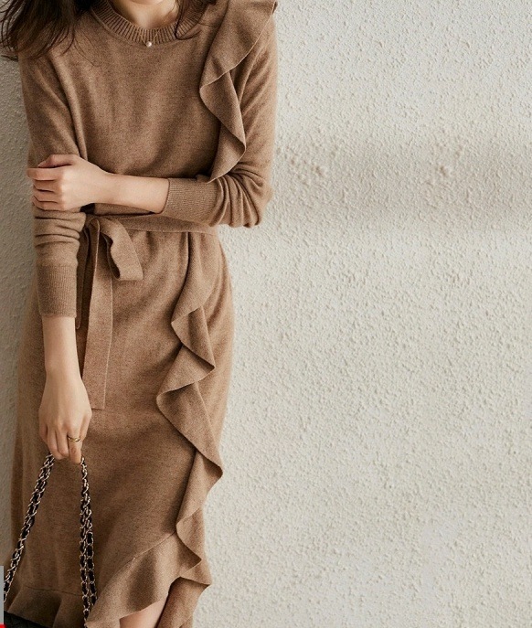 2色 ワンピース 長袖 秋冬 かわいい ニット ワンピ ひざ丈 ミモレ丈 ラウンドネック スリム タイト 細身 Iライン フリル ウエストマーク ウエストリボン 伸縮性 色展開 黒 ブラック ワンサイ