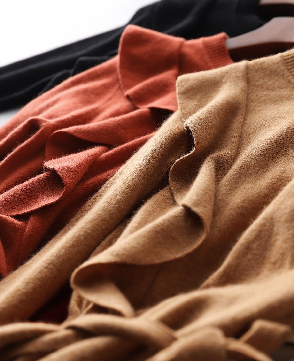 2色 ワンピース 長袖 秋冬 かわいい ニット ワンピ ひざ丈 ミモレ丈 ラウンドネック スリム タイト 細身 Iライン フリル ウエストマーク ウエストリボン 伸縮性 色展開 黒 ブラック ワンサイ