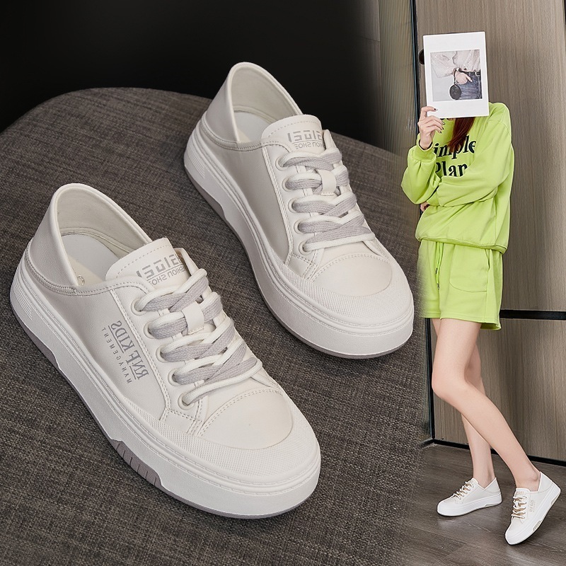 女子の通気性の高いスニーカー 小さく見えるフラットシューズ 女子の通気性の高いスニーカー 小さく見えるフラットシューズ