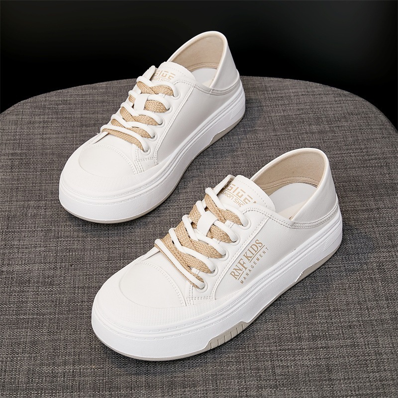 女子の通気性の高いスニーカー 小さく見えるフラットシューズ 女子の通気性の高いスニーカー 小さく見えるフラットシューズ