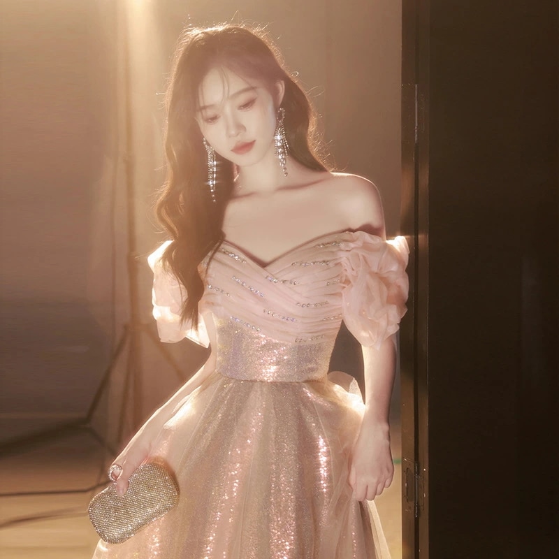 『目玉新商品』レディースドレス エレガント 高級感 ラメ感 上品 きれいめ スウィート オフショルダー 小柄 礼服 結婚式 お呼ばれ 着痩せ ロング丈 編み上げ 誕生日 姫系 プリンセス風 成人式 結