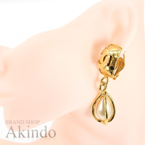 シャネル スイング イヤリング ココマーク パール ヴィンテージ 95’ イヤリング フェイクパール GP ゴールド レディース 美品 CHANEL シャネル スイング イヤリング ココマーク パール ヴィンテージ 95’ イヤリング フェイクパール GP ゴールド レディース 美品 CHANEL