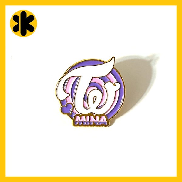 Qoo10] TWICE ロゴ メタルピンバッジ KP