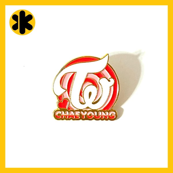 Qoo10] TWICE ロゴ メタルピンバッジ KP