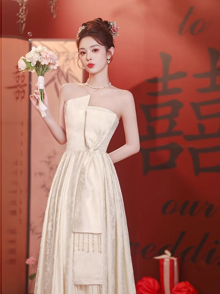 敬酒服の娘の宴会は高級感があります 敬酒服の娘の宴会は高級感があります