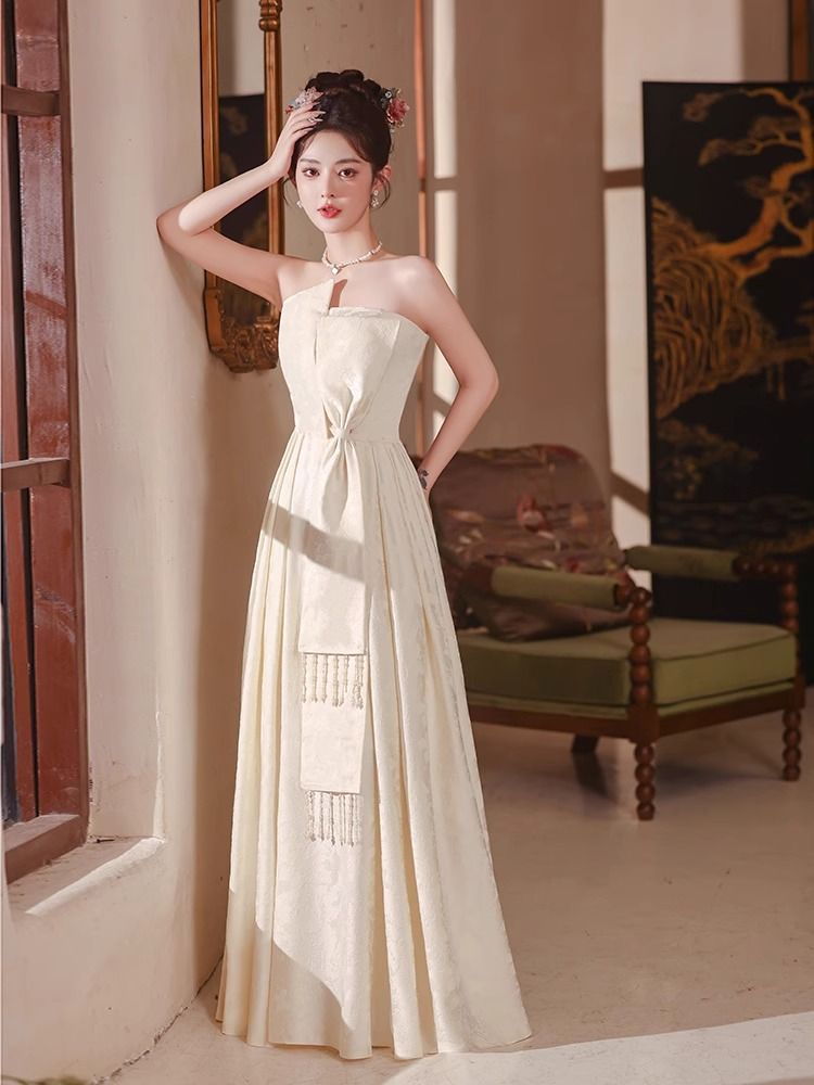 敬酒服の娘の宴会は高級感があります 敬酒服の娘の宴会は高級感があります