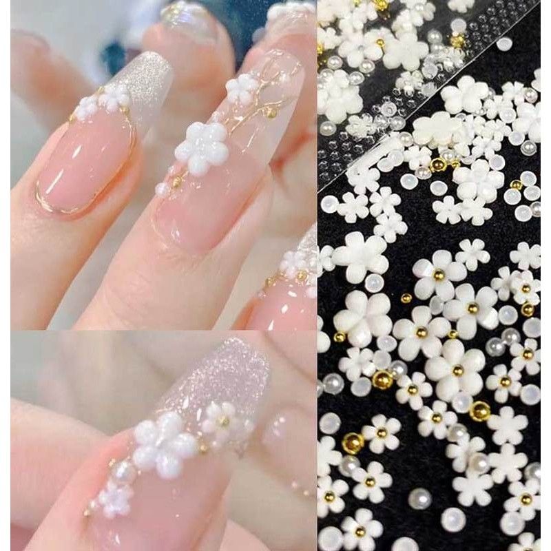 【1つ買うと1つ無料】 スタイルマニキュア白い花のサイズに金と銀の鋼球を混ぜ合わせた立体的な5枚の花びらの花のネイルアクセサリーオールマッチ