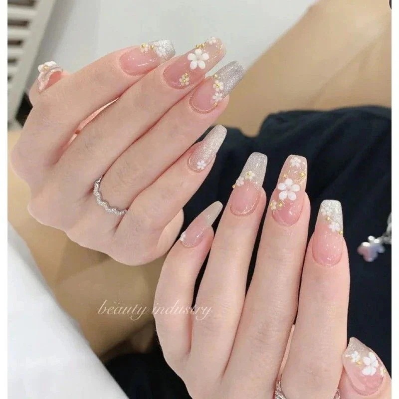 【1つ買うと1つ無料】 スタイルマニキュア白い花のサイズに金と銀の鋼球を混ぜ合わせた立体的な5枚の花びらの花のネイルアクセサリーオールマッチ