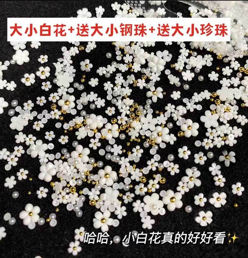 【1つ買うと1つ無料】 スタイルマニキュア白い花のサイズに金と銀の鋼球を混ぜ合わせた立体的な5枚の花びらの花のネイルアクセサリーオールマッチ