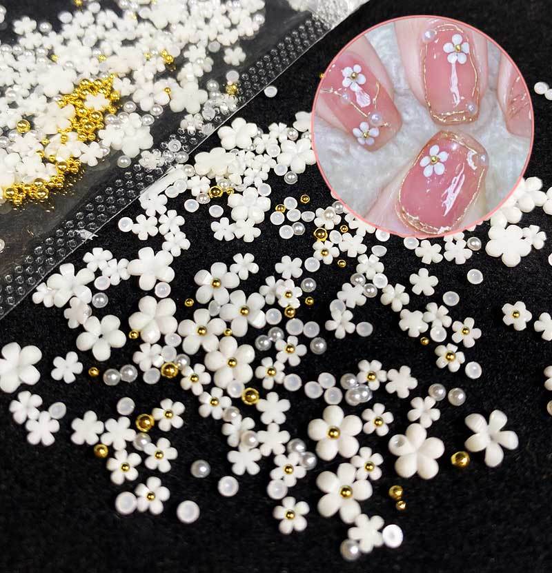 【1つ買うと1つ無料】 スタイルマニキュア白い花のサイズに金と銀の鋼球を混ぜ合わせた立体的な5枚の花びらの花のネイルアクセサリーオールマッチ