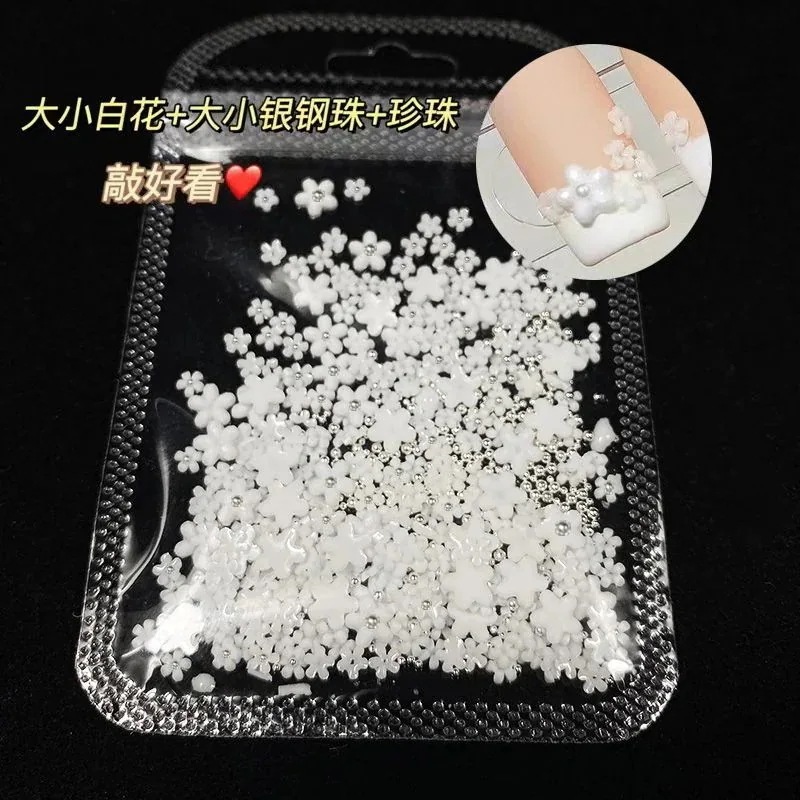 【1つ買うと1つ無料】 スタイルマニキュア白い花のサイズに金と銀の鋼球を混ぜ合わせた立体的な5枚の花びらの花のネイルアクセサリーオールマッチ