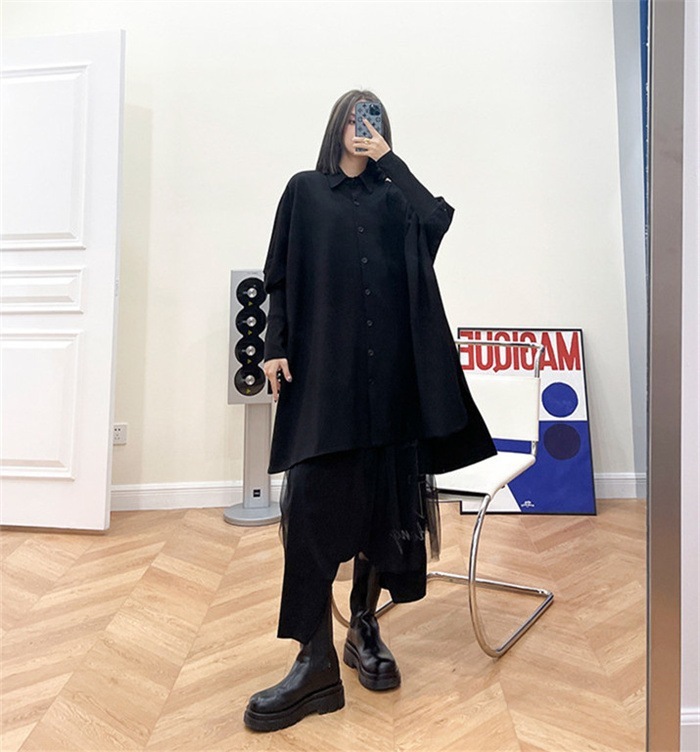 レディース変形ドルマンシャツ 春秋用 長袖 異素材切替 襟付き ロング丈 無地 個性的 ユニセックス風 オフィス向け シャツワン風