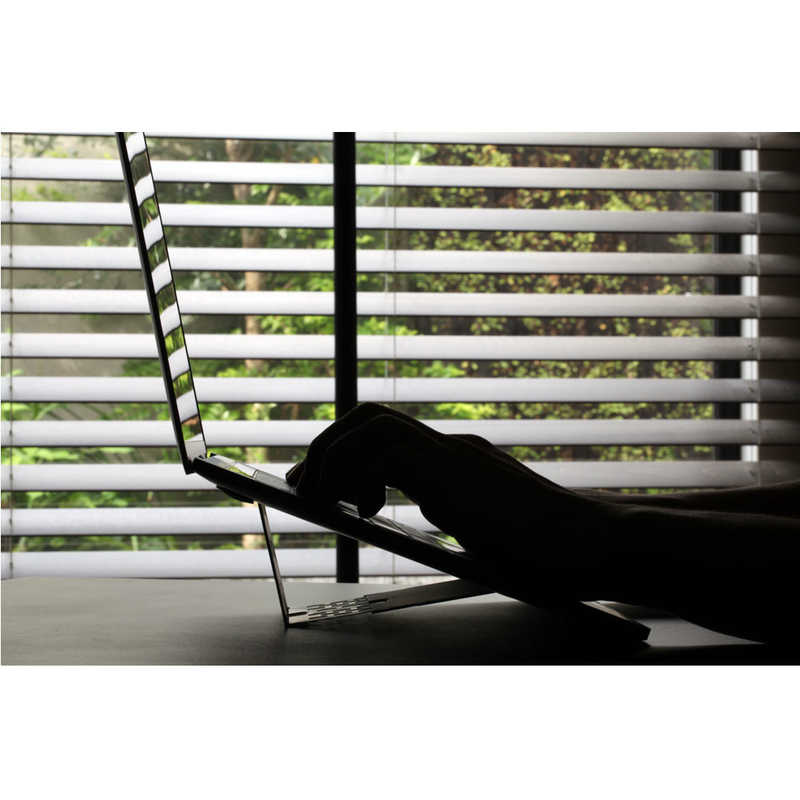 ONED　ノートパソコンスタンド［～18インチ /MacBook・MacBook Pro］ 折りたたみ式 Majextand　ホワイト　MJX700ONED