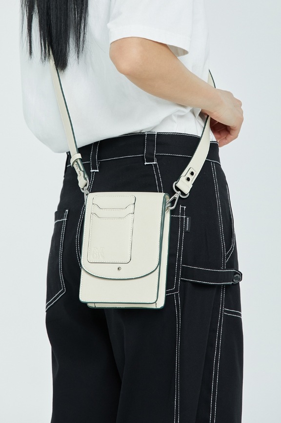 ☆韓国の人気☆【ROMANTIC CROWN】☆RECENT LOGO CROSS BA.G☆ ROMANTIC CROWN】RECENT LOGO CROSS BAG ショルダーバッグ