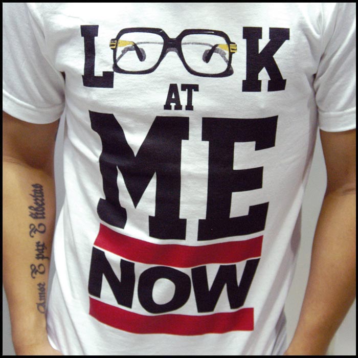 セール ROB THE RICH メンズ Tシャツ LOOK AT ME NOW ホワイト ロブザリッチ 半袖 シャツ トップス インポート ストリート スタイル ニューヨーク ブルックリン ブラ セール ROB THE RICH メンズ Tシャツ LOOK AT ME NOW ホワイト ロブザリッチ 半袖 シャツ トップス インポート ストリート スタイル ニューヨーク ブルックリン ブラ