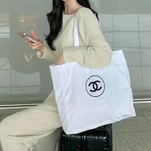 海外コスメノベルティCHANELロゴプレート　ポーチ 海外コスメノベルティCHANELロゴプレート ポーチ - メルカリ