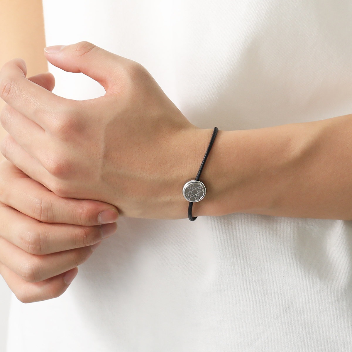 Dior ディオール コードブレスレット B2538HOMLE メンズ レザー ロゴ カナージュ メタルコイン CDチャーム 004 B2538HOMLE_D004 Dior ディオール コードブレスレット B2538HOMLE メンズ レザー ロゴ カナージュ メタルコイン CDチャーム 004 B2538HOMLE_D004