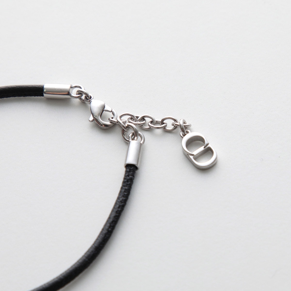 Dior ディオール コードブレスレット B2538HOMLE メンズ レザー ロゴ カナージュ メタルコイン CDチャーム 004 B2538HOMLE_D004 Dior ディオール コードブレスレット B2538HOMLE メンズ レザー ロゴ カナージュ メタルコイン CDチャーム 004 B2538HOMLE_D004