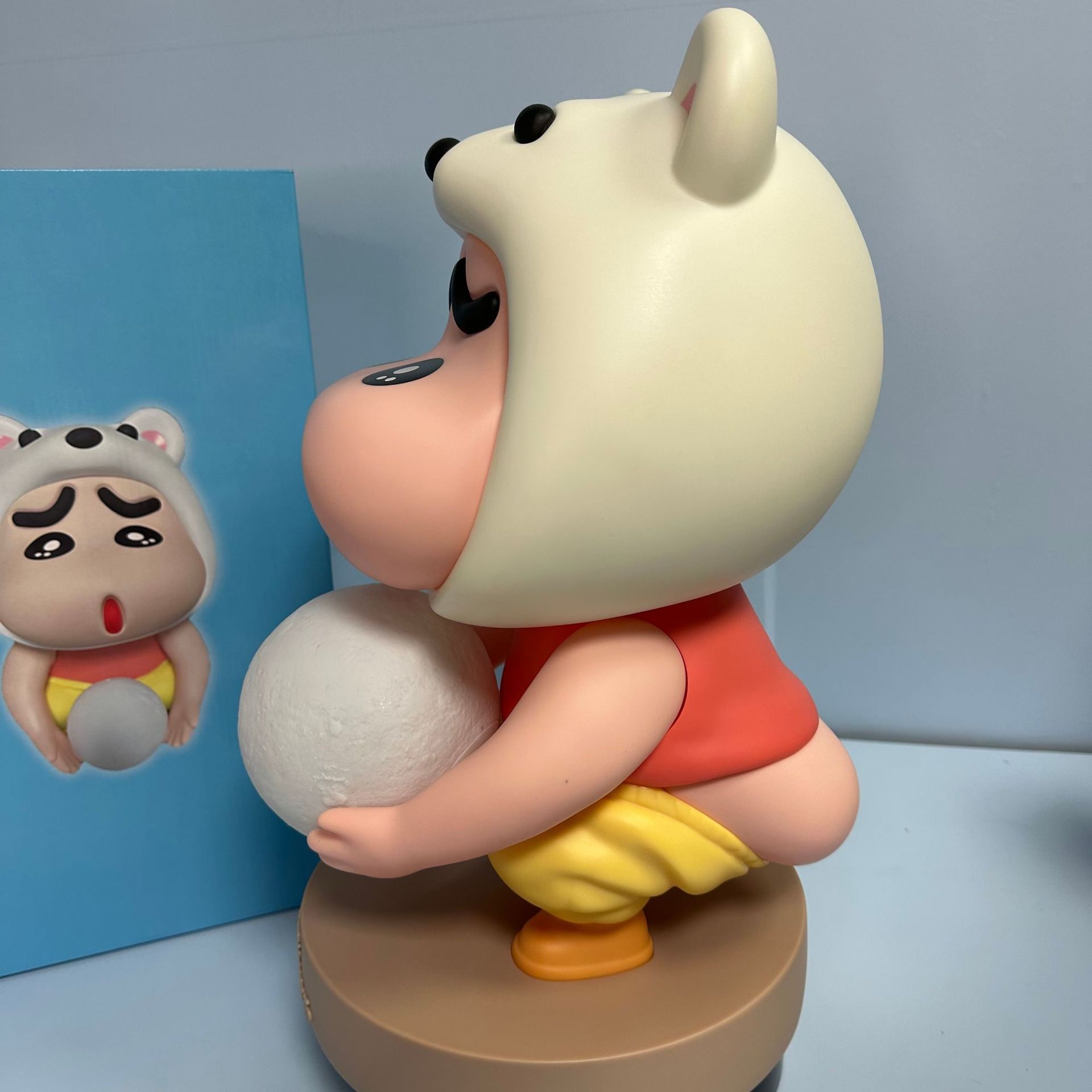 【送料無料】クレヨンしんちゃん アニメ周辺機器 大きな月しんちゃん 光る漫画モデル フィギュア オーナメント