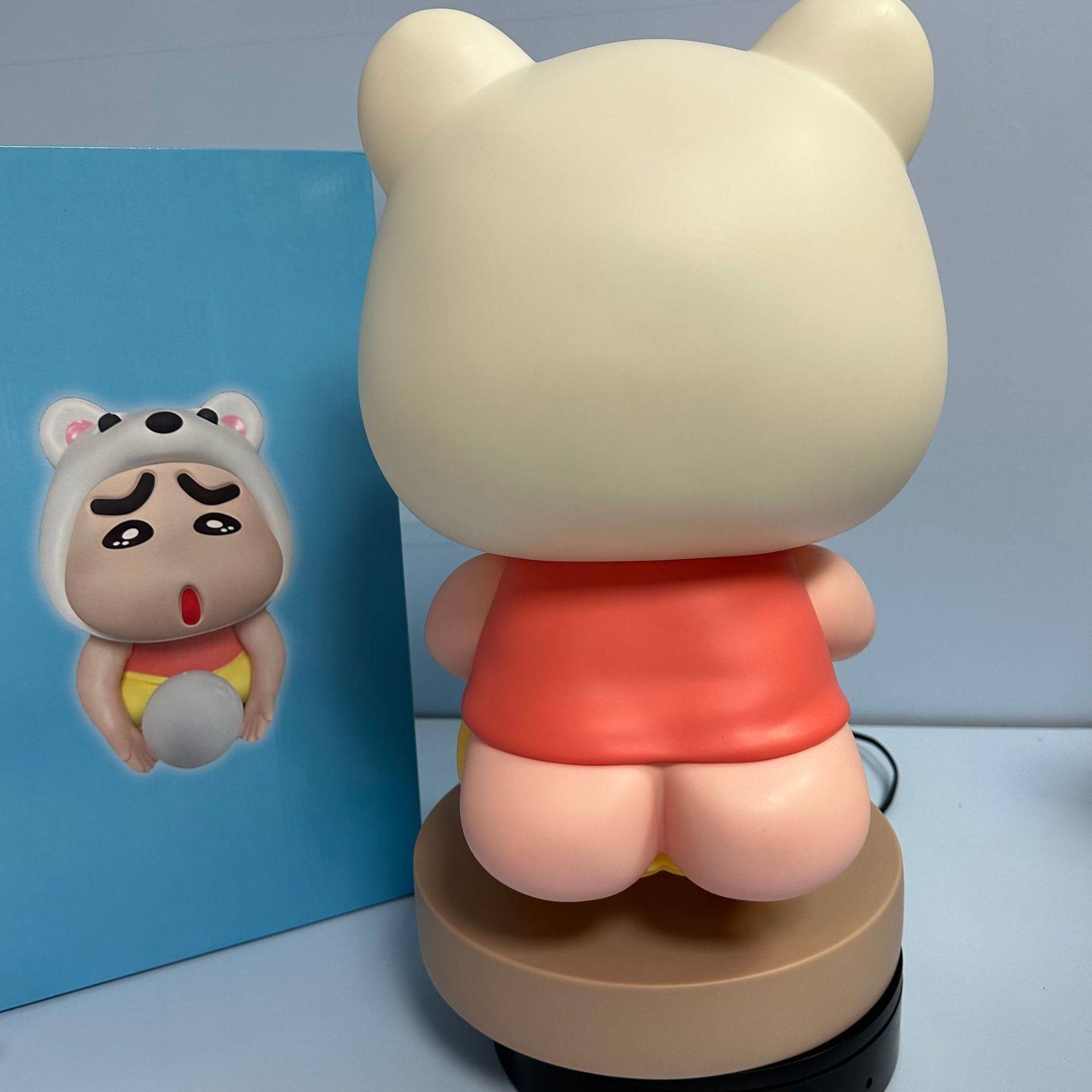 【送料無料】クレヨンしんちゃん アニメ周辺機器 大きな月しんちゃん 光る漫画モデル フィギュア オーナメント