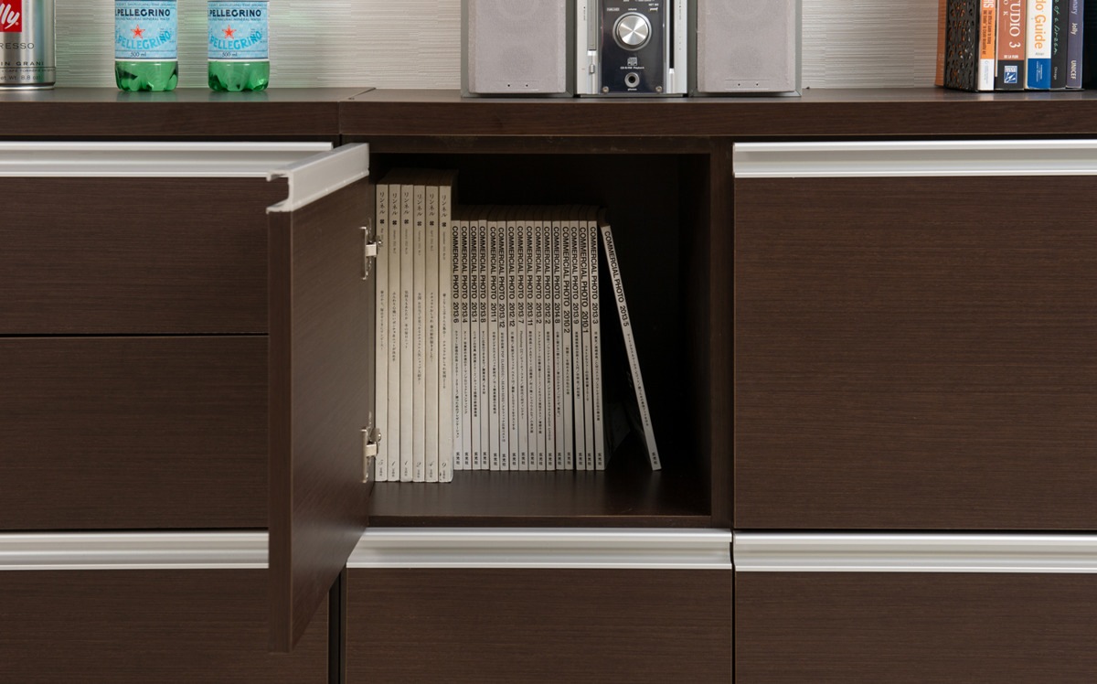 キャビネット 幅73cm 4枚扉タイプ 日本製 完成品 ラック スクエア 収納棚 リビングボード A4対応 ラインハンドル 本棚 収納 リビング収納 小物整理 国産 扉付 木製 ホワイト キャビネット 幅73cm 4枚扉タイプ 日本製 完成品 ラック スクエア 収納棚 リビングボード A4対応 ラインハンドル 本棚 収納 リビング収納 小物整理 国産 扉付 木製 ホワイト