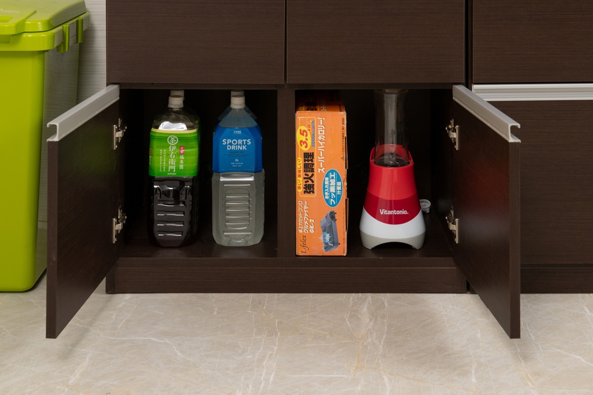 キャビネット 幅73cm 4枚扉タイプ 日本製 完成品 ラック スクエア 収納棚 リビングボード A4対応 ラインハンドル 本棚 収納 リビング収納 小物整理 国産 扉付 木製 ホワイト キャビネット 幅73cm 4枚扉タイプ 日本製 完成品 ラック スクエア 収納棚 リビングボード A4対応 ラインハンドル 本棚 収納 リビング収納 小物整理 国産 扉付 木製 ホワイト