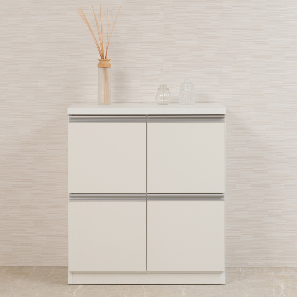 キャビネット 幅73cm 4枚扉タイプ 日本製 完成品 ラック スクエア 収納棚 リビングボード A4対応 ラインハンドル 本棚 収納 リビング収納 小物整理 国産 扉付 木製 ホワイト キャビネット 幅73cm 4枚扉タイプ 日本製 完成品 ラック スクエア 収納棚 リビングボード A4対応 ラインハンドル 本棚 収納 リビング収納 小物整理 国産 扉付 木製 ホワイト