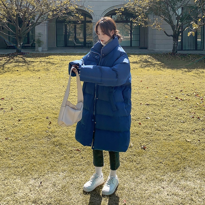 女性のための黒の綿コート 2025 冬厚みのある新しい香港スタイルニッチデザインホットスタイルブレッドジャケット