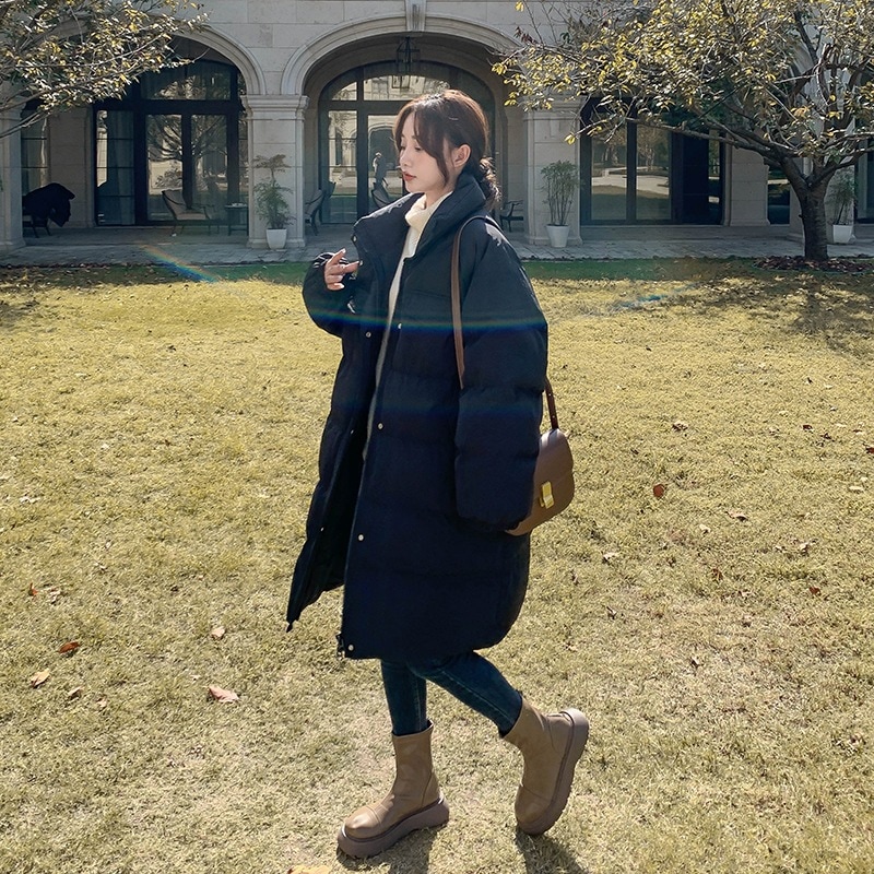 女性のための黒の綿コート 2025 冬厚みのある新しい香港スタイルニッチデザインホットスタイルブレッドジャケット