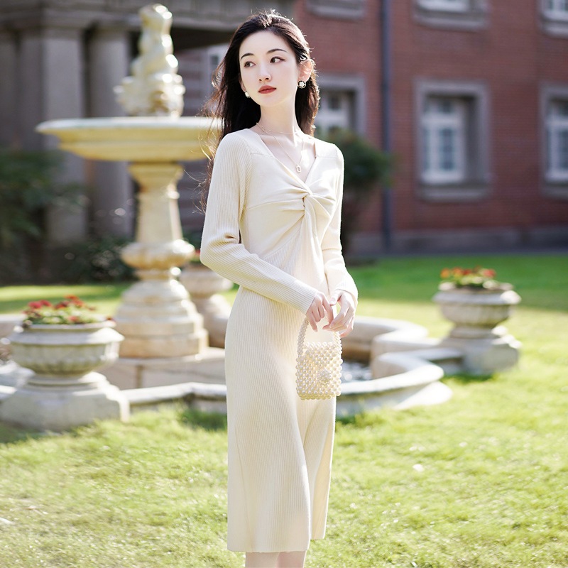 優しいフレンチvネックニット女性用2024年初秋新作スリムフィットインナースカートボトムロングスカート 優しいフレンチvネックニット女性用2024年初秋新作スリムフィットインナースカートボトムロングスカート