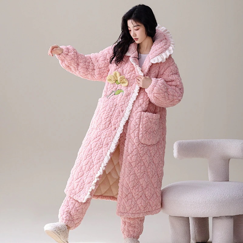 女性はサンゴのベルベット厚いフランネルのスーツのトラック
