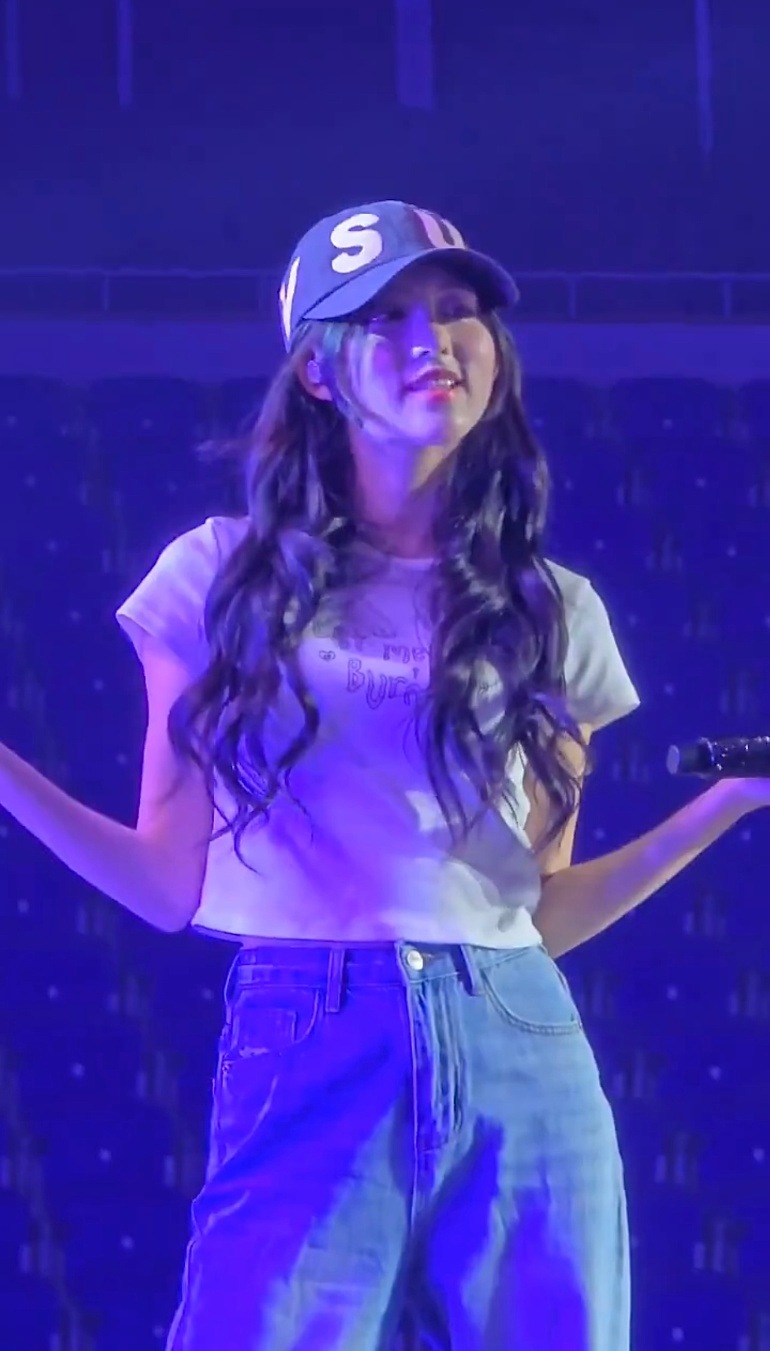 NEWJEANS Hyein ヘイン着用IVE ガウル 着用 Capital Cap Dark Brown Navy NEWJEANS Hyein ヘイン着用IVE ガウル 着用 Capital Cap Dark Brown Navy