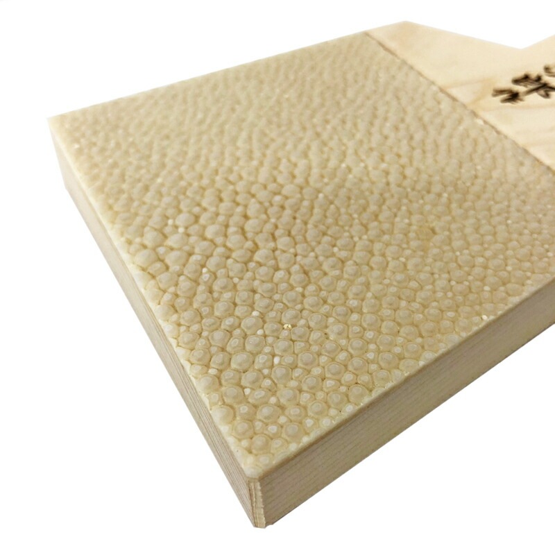 ゆうパケット便可能! 長次郎作 鮫皮おろし 大 /日本製 国産品 おろし器 鮫の皮 わさび ワサビ しょうが 生姜 旨味 損なわない 職人技 ハンドメイド 家庭用 業務用 和食 寿司 料亭 懐石 ゆうパケット便可能! 長次郎作 鮫皮おろし 大 /日本製 国産品 おろし器 鮫の皮 わさび ワサビ しょうが 生姜 旨味 損なわない 職人技 ハンドメイド 家庭用 業務用 和食 寿司 料亭 懐石