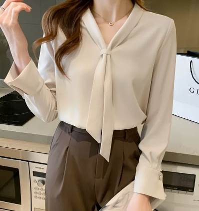 トップス ブラウス カットソー プルオーバー 袖あり 長袖 Vネック スリム ストレート リボン 大人可愛い きれいめ シンプル 上品 おしゃれ お洒落 大人女子 こなれ感 エレガント 存在感 フォー