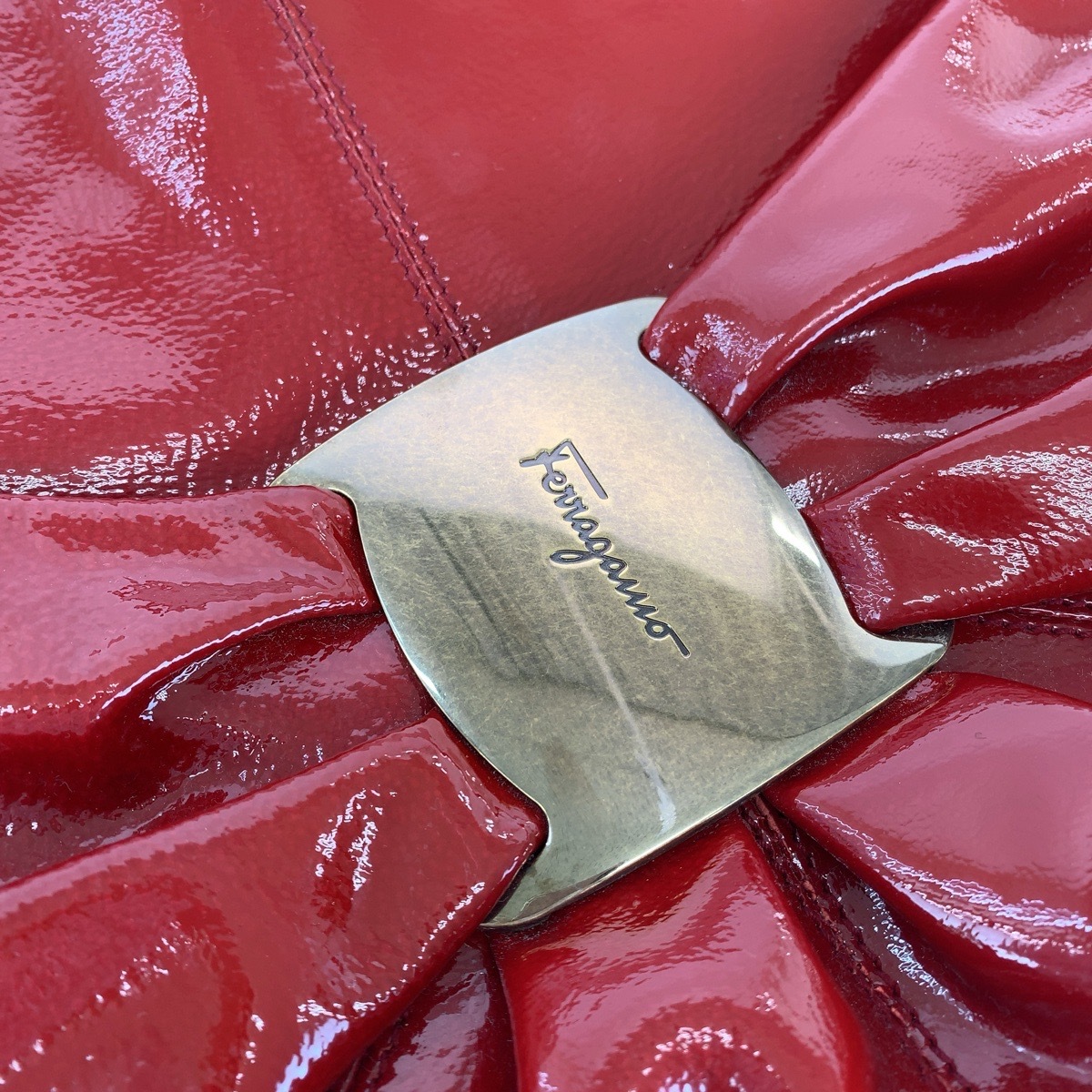 美品 ヴァラ レッド ゴールド金具 パテントレザー ホーボー ショルダーバッグ ハンドバッグ 2way レディース 503483 美品 ヴァラ レッド ゴールド金具 パテントレザー ホーボー ショルダーバッグ ハンドバッグ 2way レディース 503483