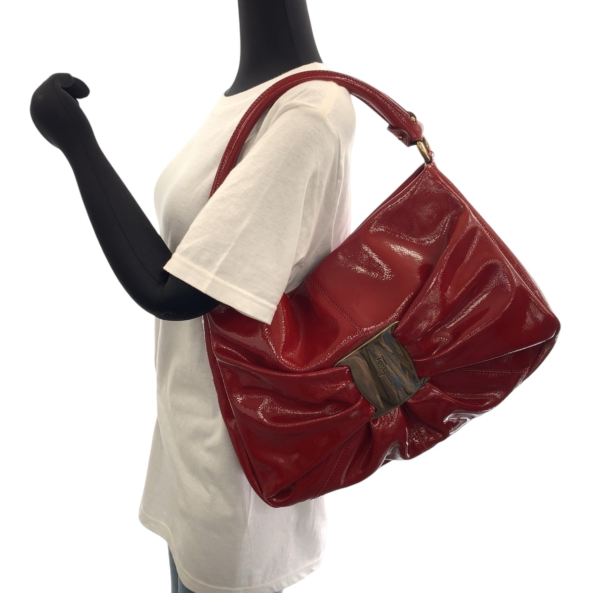 美品 ヴァラ レッド ゴールド金具 パテントレザー ホーボー ショルダーバッグ ハンドバッグ 2way レディース 503483 美品 ヴァラ レッド ゴールド金具 パテントレザー ホーボー ショルダーバッグ ハンドバッグ 2way レディース 503483