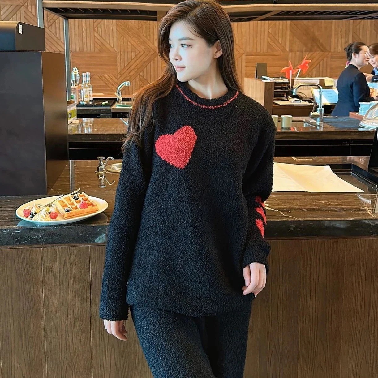 【急速出荷!】ハートフリースパジャマ 黒 ブラック 赤 レッド韓国 オルチャン レディース ナイトウェア パジャマ おしゃれ お洒落 ウェア もこもこ モコモコ 寝巻き 部屋着 ホームウェア 女子会